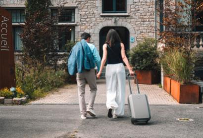 Un couple arrive à l'hôtel des Sorbiers à hastière