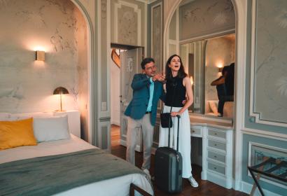 A couple arrives in a room at the Hôtel des Sorbiers in Hastière