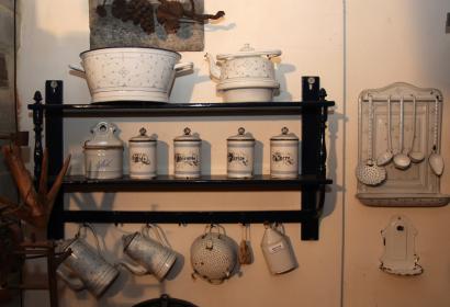 Etagère avec de la vaisselle ancienne au Musée de la Gourmandise à la Ferme Castrale de Hermalle-sous-Huy