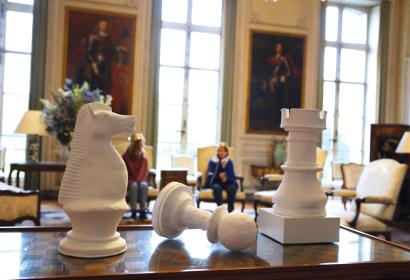 Salon du Château de Beloeil décoré de pièces géantes d'un jeu d'échec