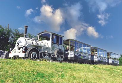 Train 100% électrique du parc animalier en petit train touristique à Rochehaut sous un ciel bleu