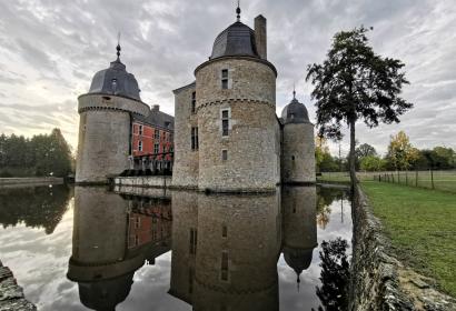 Les douves du Château de Lavaux-Sainte-Anne à Rochefort