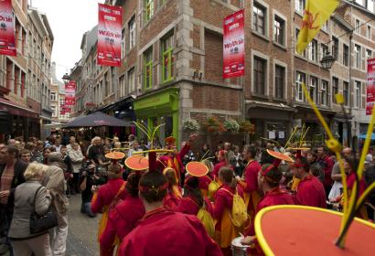 Cortège folklorique traversant le quartier du Vieux Namur durant les Fêtes de Wallonie
