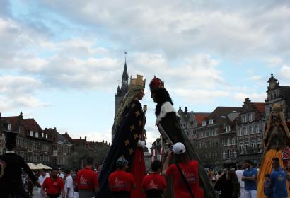 Procession de géants sur la place de Tournai