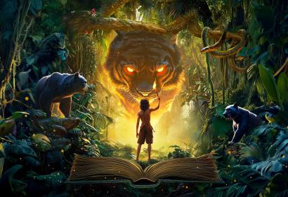 Mowgli dans la jungle tenant une torche face à Shere Khan menaçant