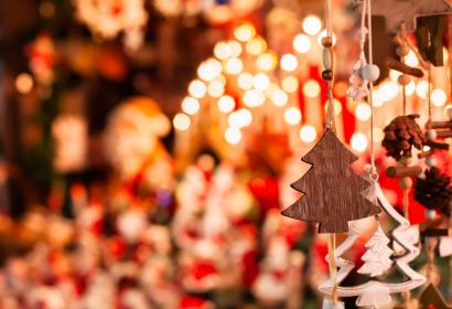 Marché de Noël - Noël - achat - amis - amour - bonheur - fête - cadeau - crèche - hivers - sapins