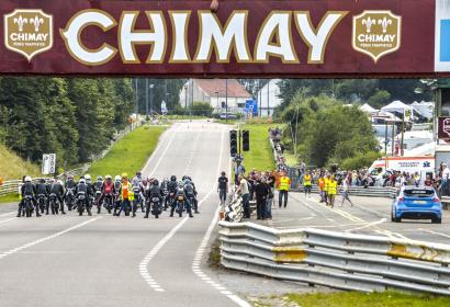 Motos prises de dos attendant sur la ligne de départ du circuit de Chimay