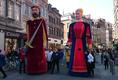 Défilé de géants dans les rues de la ville de Namur
