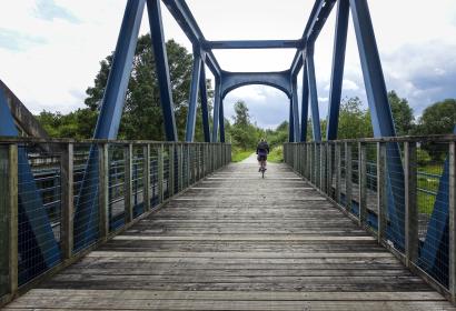 Cycliste sur un pont