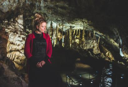 Lyrische Sängerin in den Grotten von Han