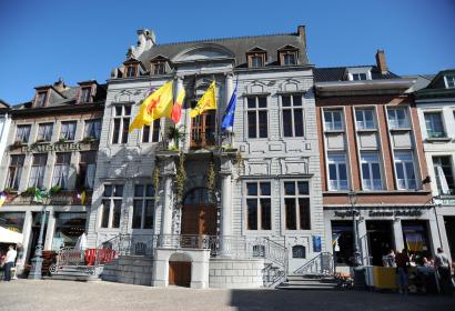 Ath - Hôtel de Ville - drapeaux - façade