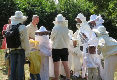 Group in beekeeper outfit at the Honey Fair at the Aquascope de Virelles