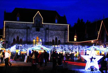 Weihnachtsmarkt und Eisbahn in der Abtei von Maredsous