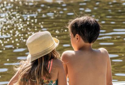 Deux enfants assis au bord de l'eau, au Lac de Nisramont à La Roche-en-Ardenne