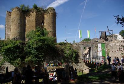 Ruines du Château de Franchimont décorées d'étendards médiévaux