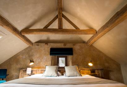 Chambre avec lit double et structure en bois en Wallonie 
