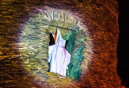 Fantôme de Berthe perché à la fenêtre du donjon du château de La Roche