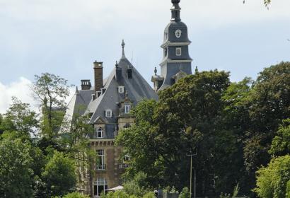 Vista lateral con árboles del Castillo de Namur