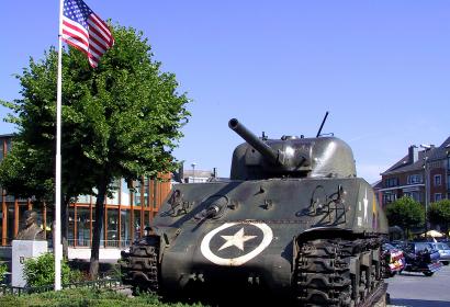 Place McAuliffe - char Sherman - monument de la Bataille des Ardennes - Bastogne - Luxembourg