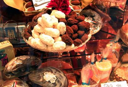 Vitrines de la chocolaterie C Comme avec différentes sortes de truffes