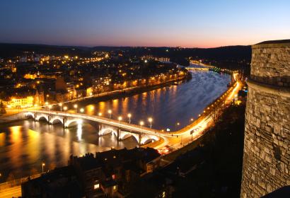 Panoramisch nachtzicht op de verlichte stad vanaf de Citadel van Namen