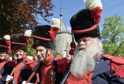 Quatre hommes déguisés qui participent à la marche Sainte-Rolende à Gerpinnes