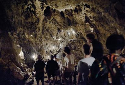 Groupe explorant la grotte La Merveilleuse à Dinant