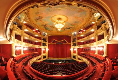 Prachtige zaal van het Koninklijk Theater van Luik met de Koninklijke Opera van Wallonië