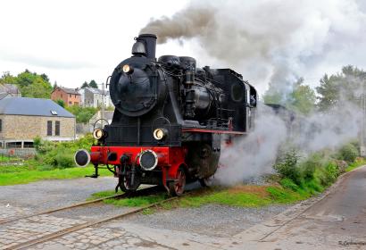 Profitez d'un voyage à bord d'un véritable train à vapeur avec le Chemin de Fer à vapeur des Trois Vallées, entre Mariembourg et Treignes