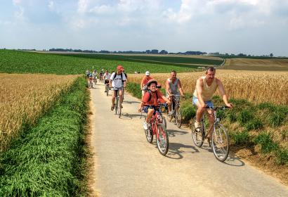 Familles traversant les campagnes à vélo