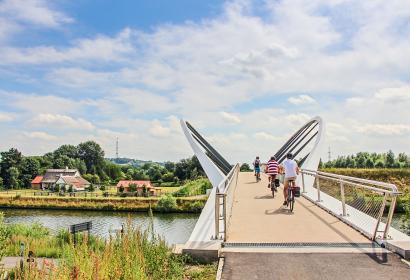 Vue de cyclistes traversant un pont à Celles-en-Hainaut