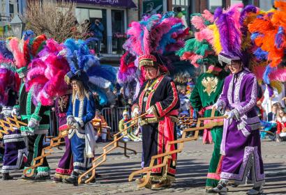 Grand cortège du Carnaval de Malmedy et danse des Haguètes agitant leur 
