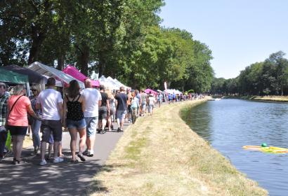 People walking along the canal during the Weekend au bord de l'eau festivities