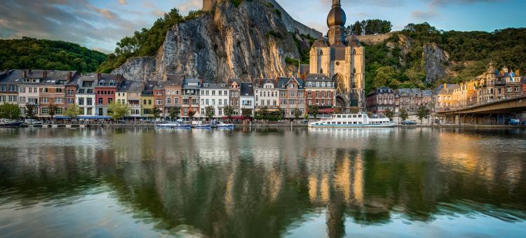  La Meuse traversant la ville de Dinant, située en Wallonie, en Belgique