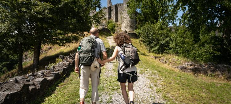 Couple of hikers with their backpacks at the Château de Montaigle