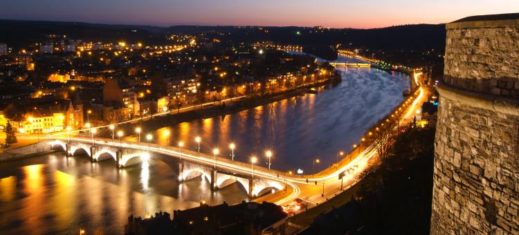 Vue panoramique nocturne depuis la Citadelle de Namur sur la ville illuminée