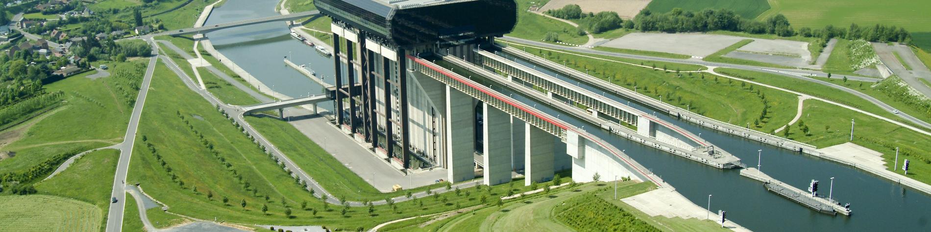 Discover the Strépy-Thieu funicular lift, dominating the Canal du centre