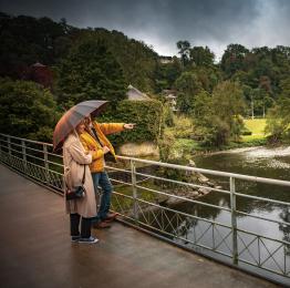 Durbuy, couple sur un pont muni d'un parapluie