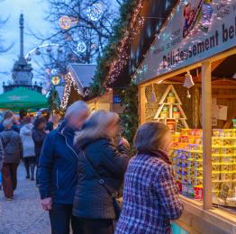 Personnes se promenant le long des chalets de Noël illuminés