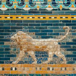 Fotografía del Muro de Babilonia con un león en el centro.