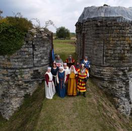 Troupe des Guides de Mouscron devant le châtelet d'entrée du château de la Royère
