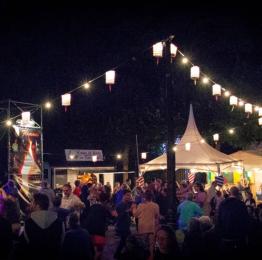 Evénement festif avec musiciens et guirlandes de lampions