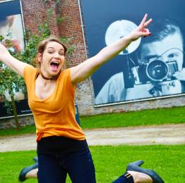Jeune fille joyeuse saute pour cette photo devant la nouvelle aile est du Musée de la Photographie à Charleroi