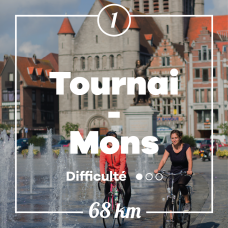Deux cyclistes sur la place de Tournai