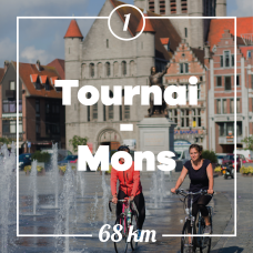 Zwei Radfahrer auf der Grand-Place in Tournai