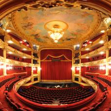 Prachtige zaal van het Koninklijk Theater van Luik met de Koninklijke Opera van Wallonië