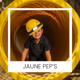 Petit garçon dans un tunnel jaune