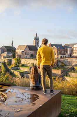 Un couple regarde les jardins suspendus à Thuin