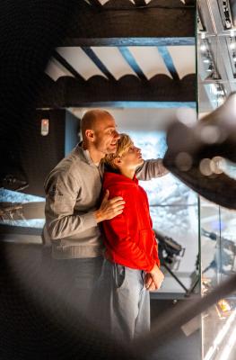 Un père et son fils devant une vitrine au musée du Grand Curtius à Liège