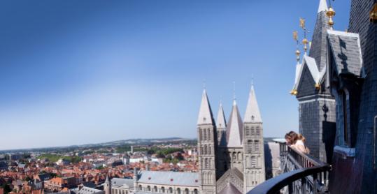 Des filles admirent la vue qu'offre la tour de la Cathédrale Notre-Dame sur la ville de Tournai